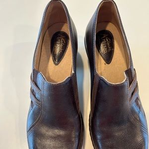 Clarks size 8 narrow brown heeled loafer, never worn outside